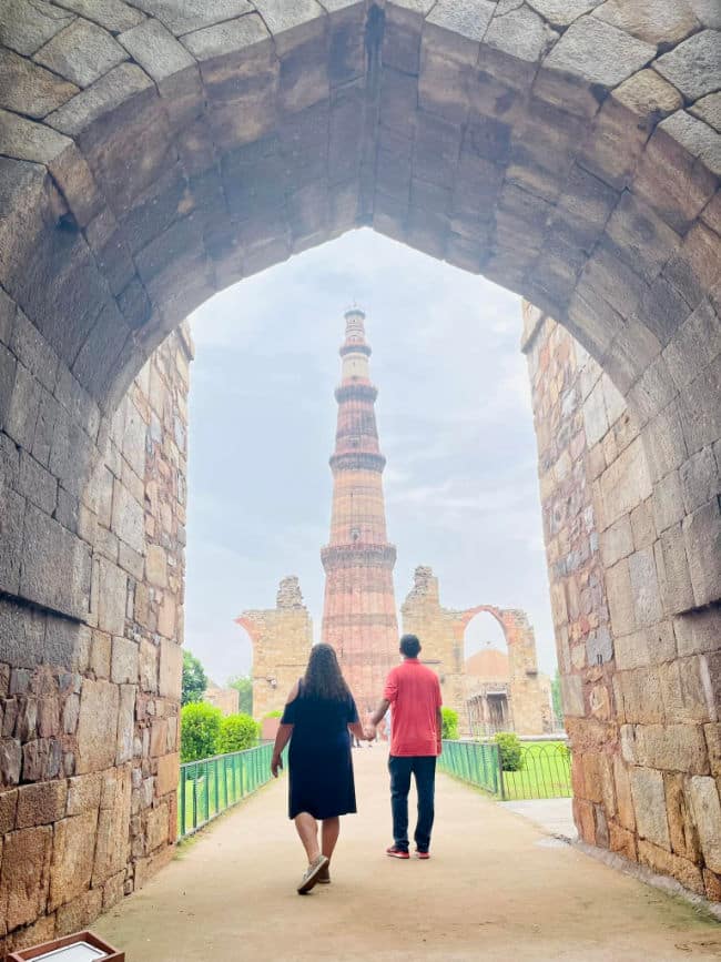 qutab-minar-india - The Educators' Spin On It Couple looking at Qutab Minar in New Delhi, India