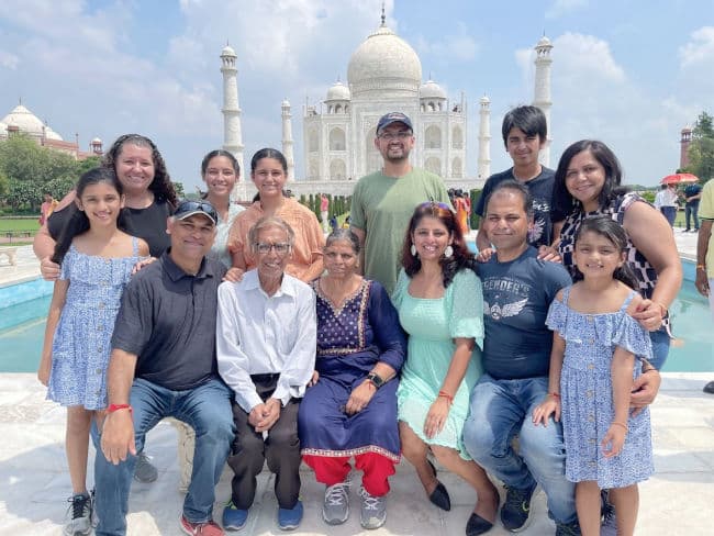 visiting-taj-mahal-with-family-in-india - The Educators' Spin On It Family photo at Taj Mahal in Agra, India