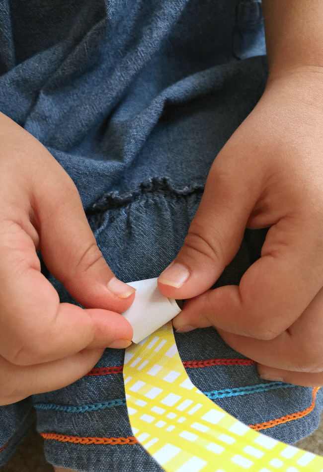 Rolling%2BPaper%2BFlowers%2Bwith%2BKids%2B.png - The Educators' Spin On It Rolling Paper to make Paper Flowers with Kids